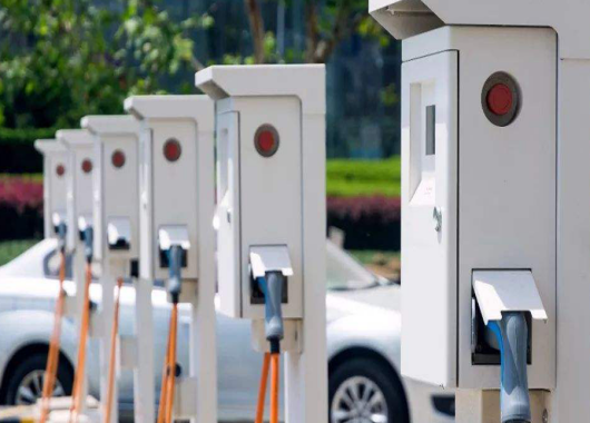 英國(guó)電動(dòng)汽車行業(yè)陷入困境，英媒：中國(guó)背鍋！